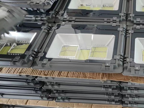 120 unidades 800W Luz de inundación solar para proyecto comercial 