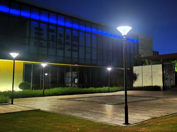 Lámpara de jardín LED de potencia solar de 25 W con poste 