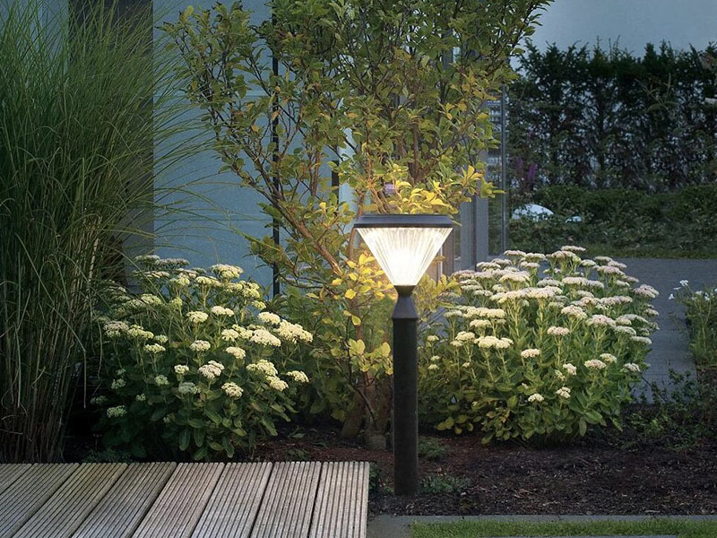 Diseño e implementación de una luz de jardín inteligente basada en energía solar.